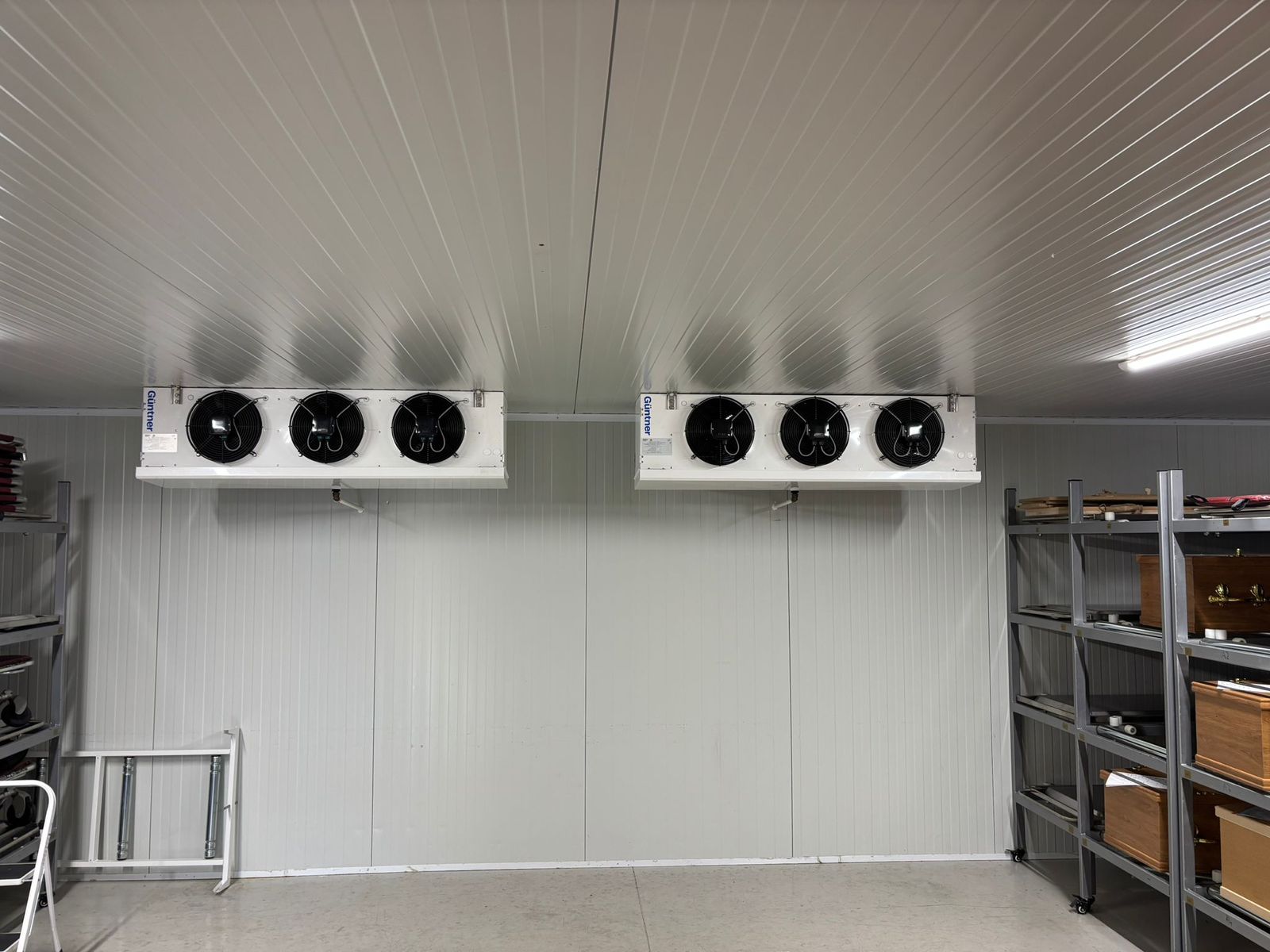 Walk-in cold room with a two-fan and a three-fan evaporator on the ceiling
